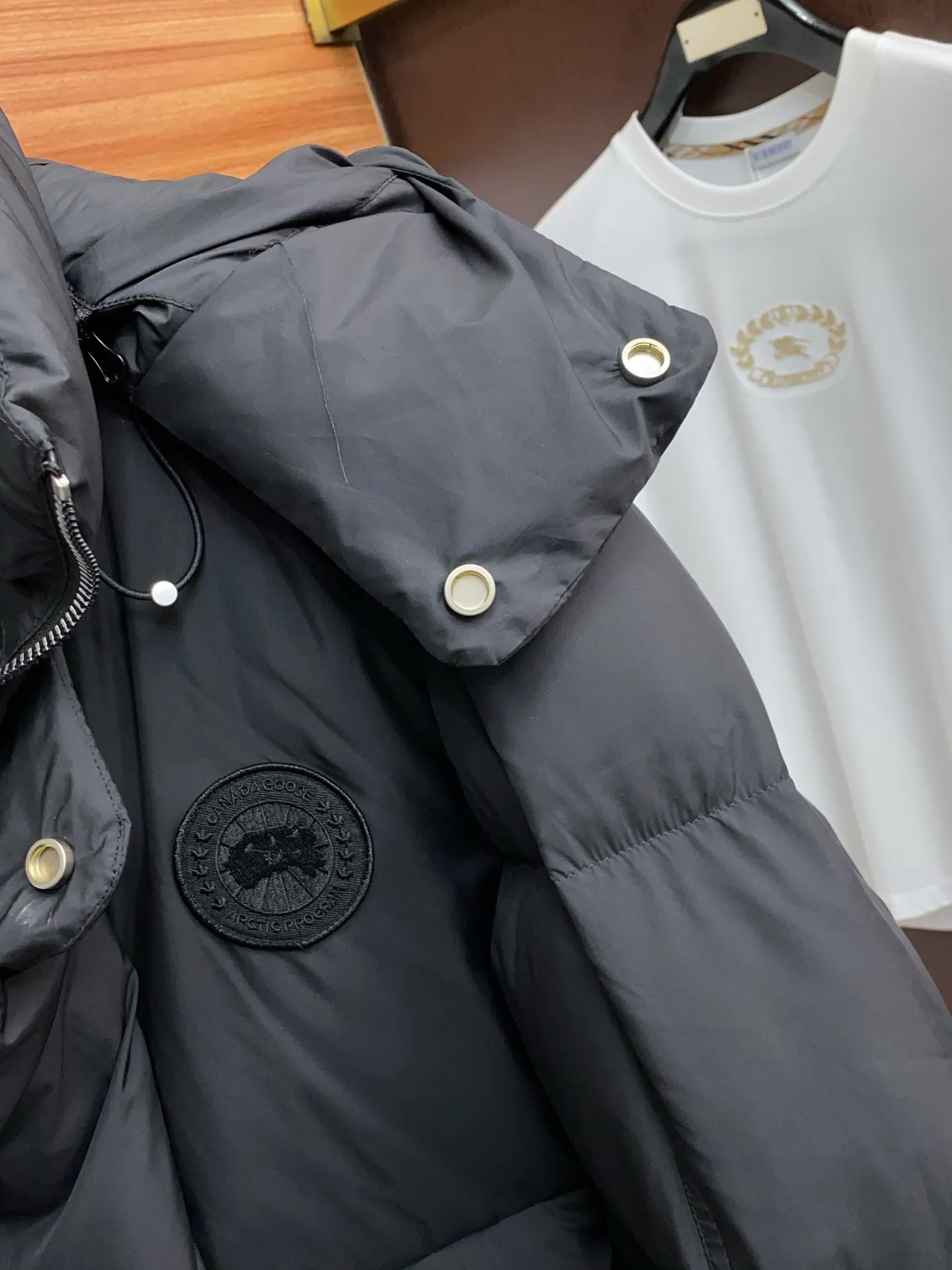 P1400 [Zhang Linghe’s latest top-grade down-filled Canada Goose model] Hooded, removable hood! The original custom-woven lightweight square technology three-proof fabric is windproof, rainproof and friction-proof. It is made of 400D gallbladder Zhengerbajing national standard 90 white duck down. When it is inserted inside, it will be more fluffy and temperature-locking. The whole piece can be stored and folded! ! The embroidered logo on the left chest is a topographic map of Canada, lifelike and perfectly restored. It is embroidered with high-density colored yarn using imported embroidery machines from Bai Lingda. In particular, the sleeves are detachable, making it especially suitable for areas with unstable climate. The washing and labeling are all based on the latest version, and the customized washing labels are equipped with laser anti-counterfeiting labels! ! And the position of the wash water mark is synchronized according to the 25-year new hidden design process. The wash water mark is all hidden inside and can be seen in the detailed picture. What you see is what you get! ! Color graphite gray, black Size xs s m L xl